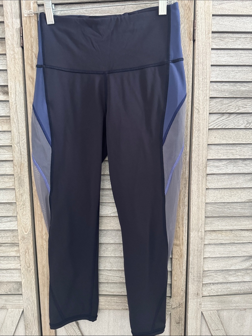 Lululemon Women’s Navy Blue Capri Leggings w/mesh panels leg bottoms